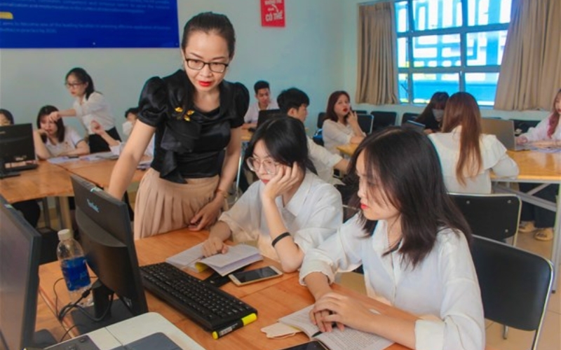 Thách thức Đại học Luật online