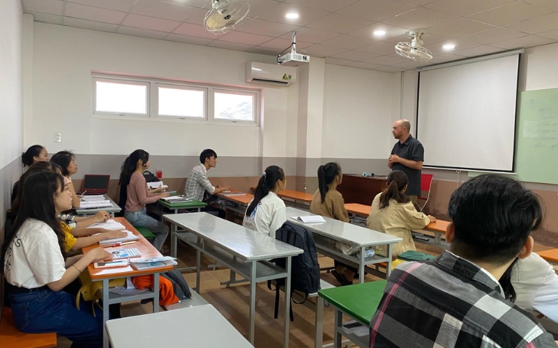 Tìm hiểu về Đại học Ngôn ngữ Anh