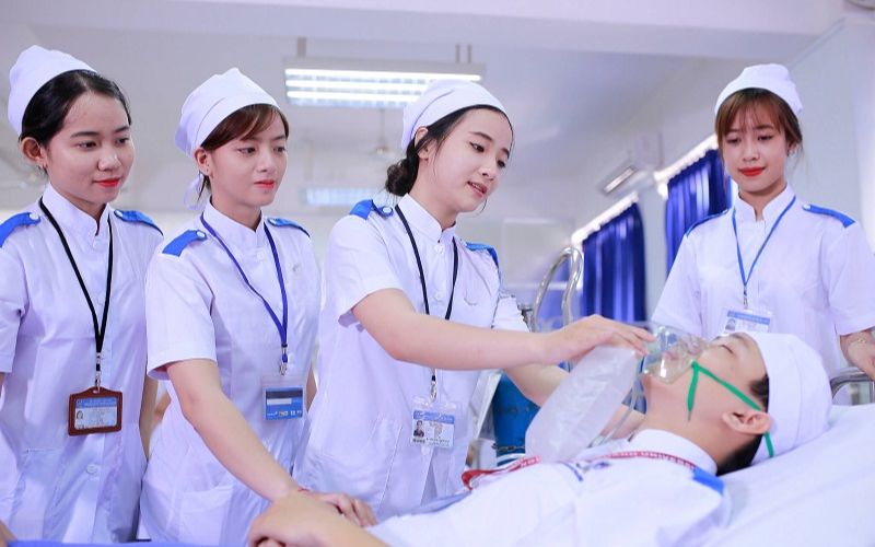 Học Đại học online ngành Y tế công cộng có phù hợp với người đang đi làm không?