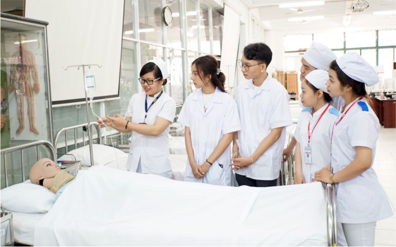 Người đi làm có nên học Điều dưỡng từ xa hay không?