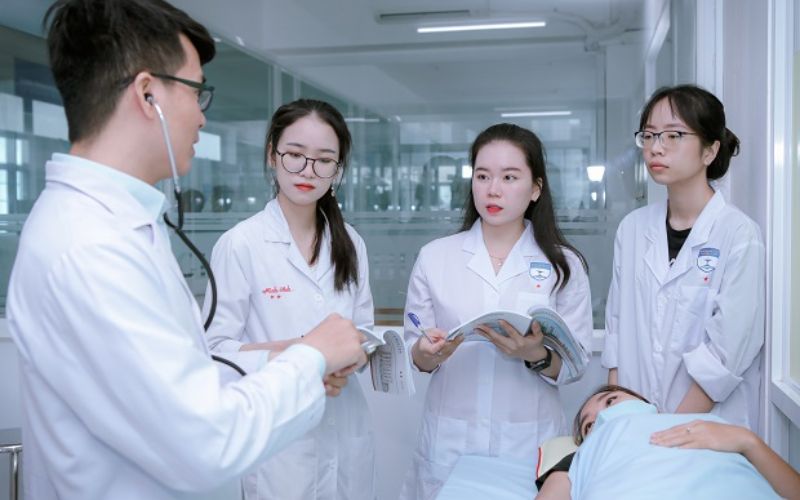 Có nên chọn trường xét học bạ ngành Điều dưỡng nhận bằng chính quy?