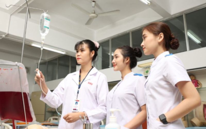 Học xét học bạ ngành Điều dưỡng ra trường làm công việc gì?